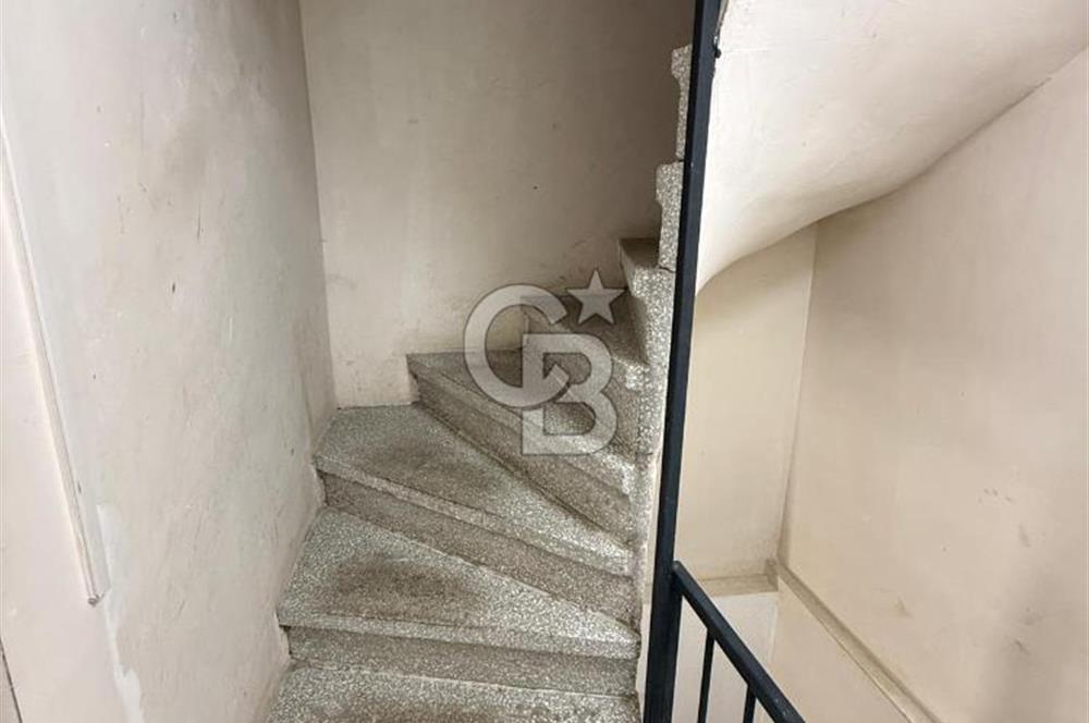KARAKÖY'ÜN EN HAREKETLİ SOKAĞINDA KİRALIK BİNA!