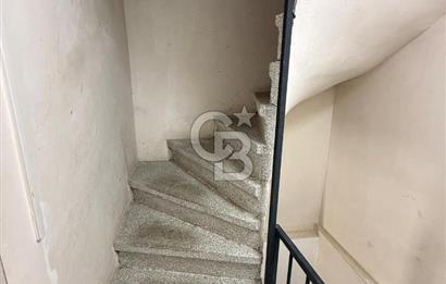 KARAKÖY'ÜN EN HAREKETLİ SOKAĞINDA KİRALIK BİNA!