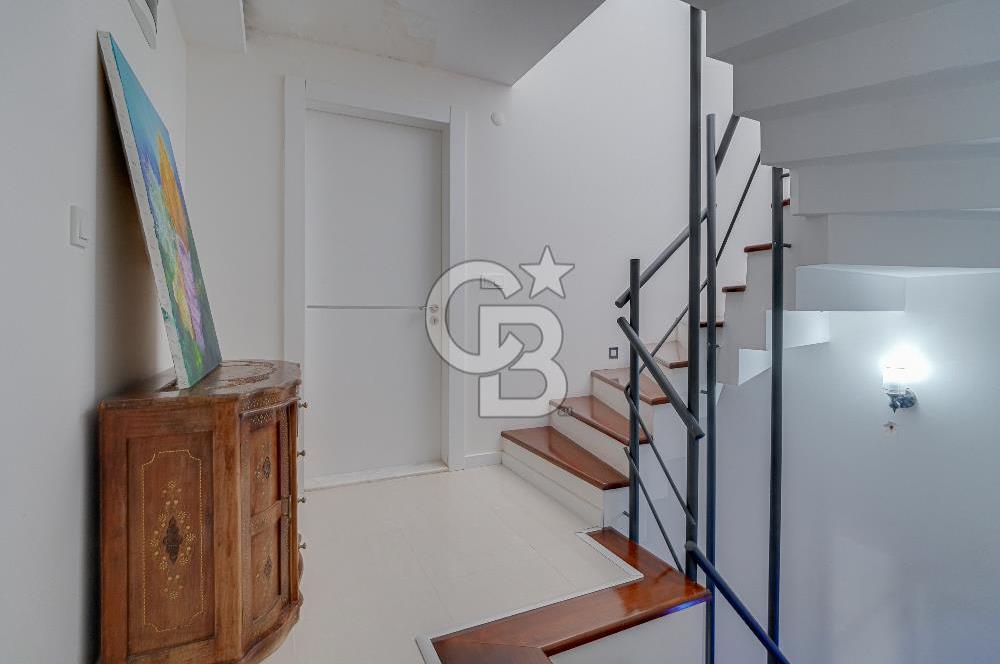 ÇEŞMEALTI'NDA HAVUZLU SİTE İÇERİSİNDE SATILIK 4+1 LÜKS VİLLA