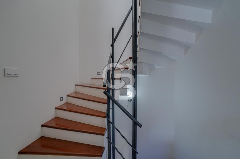 ÇEŞMEALTI'NDA HAVUZLU SİTE İÇERİSİNDE SATILIK 4+1 LÜKS VİLLA