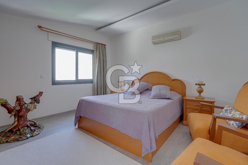 ÇEŞMEALTI'NDA HAVUZLU SİTE İÇERİSİNDE SATILIK 4+1 LÜKS VİLLA