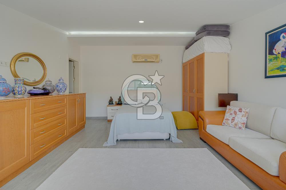 ÇEŞMEALTI'NDA HAVUZLU SİTE İÇERİSİNDE SATILIK 4+1 LÜKS VİLLA