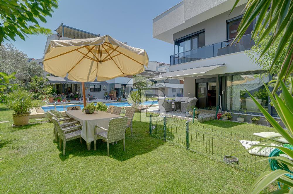 ÇEŞMEALTI'NDA HAVUZLU SİTE İÇERİSİNDE SATILIK 4+1 LÜKS VİLLA