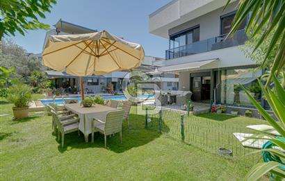 ÇEŞMEALTI'NDA HAVUZLU SİTE İÇERİSİNDE SATILIK 4+1 LÜKS VİLLA