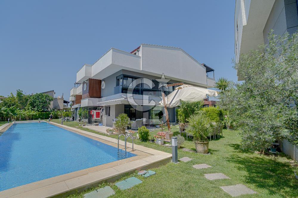 ÇEŞMEALTI'NDA HAVUZLU SİTE İÇERİSİNDE SATILIK 4+1 LÜKS VİLLA