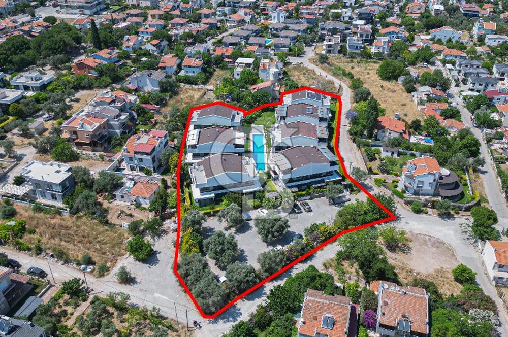 ÇEŞMEALTI'NDA HAVUZLU SİTE İÇERİSİNDE SATILIK 4+1 LÜKS VİLLA