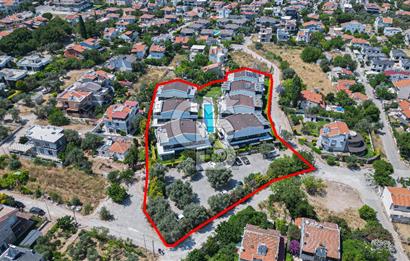 ÇEŞMEALTI'NDA HAVUZLU SİTE İÇERİSİNDE SATILIK 4+1 LÜKS VİLLA