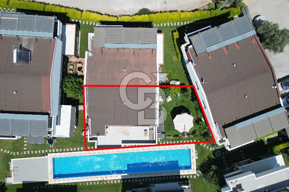 ÇEŞMEALTI'NDA HAVUZLU SİTE İÇERİSİNDE SATILIK 4+1 LÜKS VİLLA