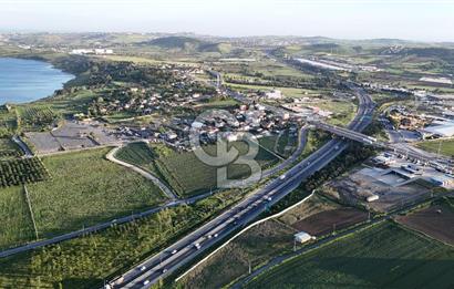 SATILIK 165 METRE YOL CEPHELİ GÖL MANZARALI YATIRIMLIK ARSA