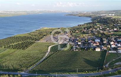 SATILIK 165 METRE YOL CEPHELİ GÖL MANZARALI YATIRIMLIK ARSA