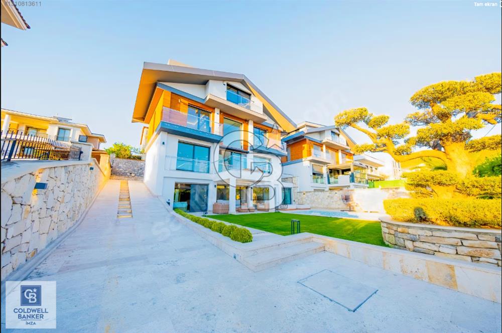 Güzelbahçe'de Satılık 5+2 Müstakil Villa (Eşyalı, Havuzlu)