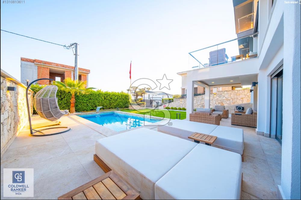 Güzelbahçe'de Satılık 5+2 Müstakil Villa (Eşyalı, Havuzlu)