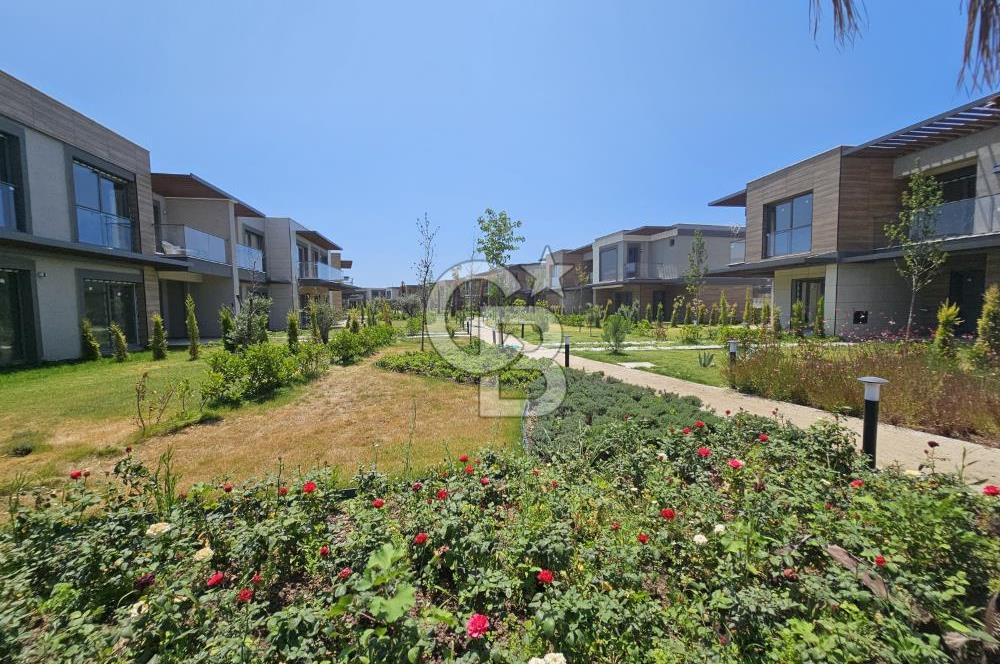 Altınova'da Havuzlu Sitede Kiralık 3+1 Dubleks