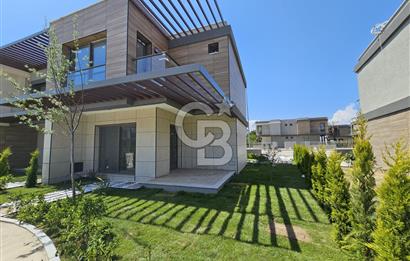 Altınova'da Havuzlu Sitede Kiralık 3+1 Dubleks