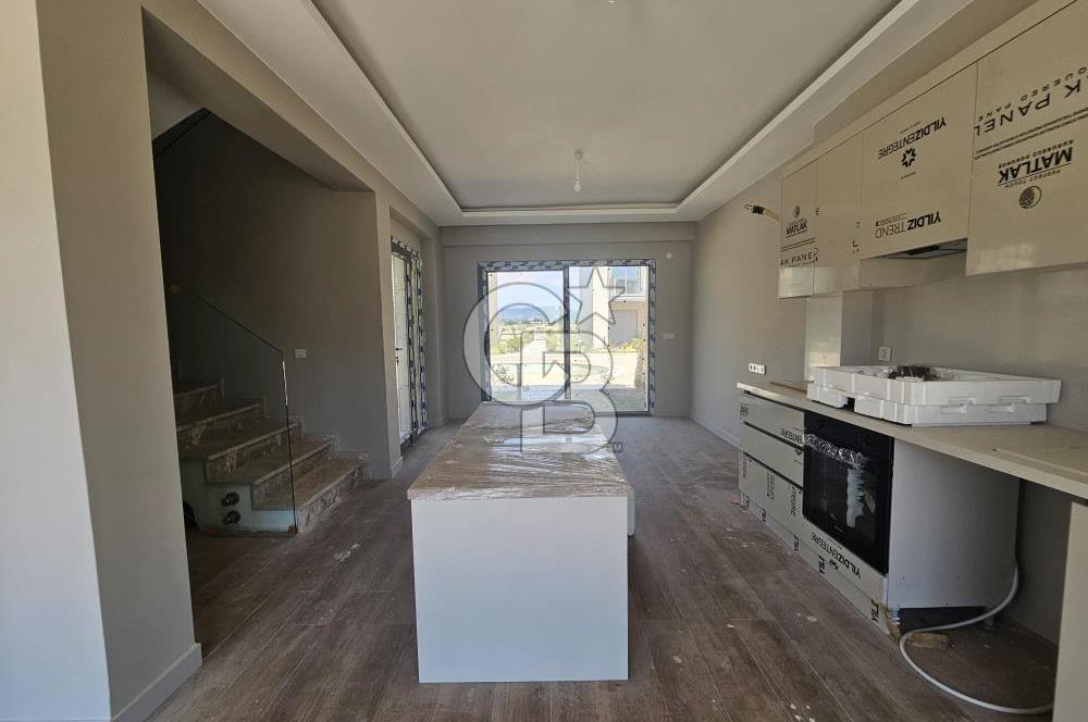 Altınova'da Havuzlu Sitede Kiralık 3+1 Dubleks