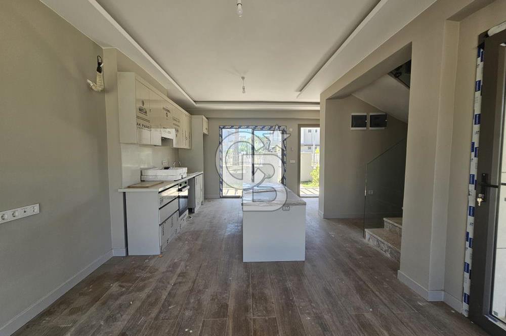 Altınova'da Havuzlu Sitede Kiralık 3+1 Dubleks