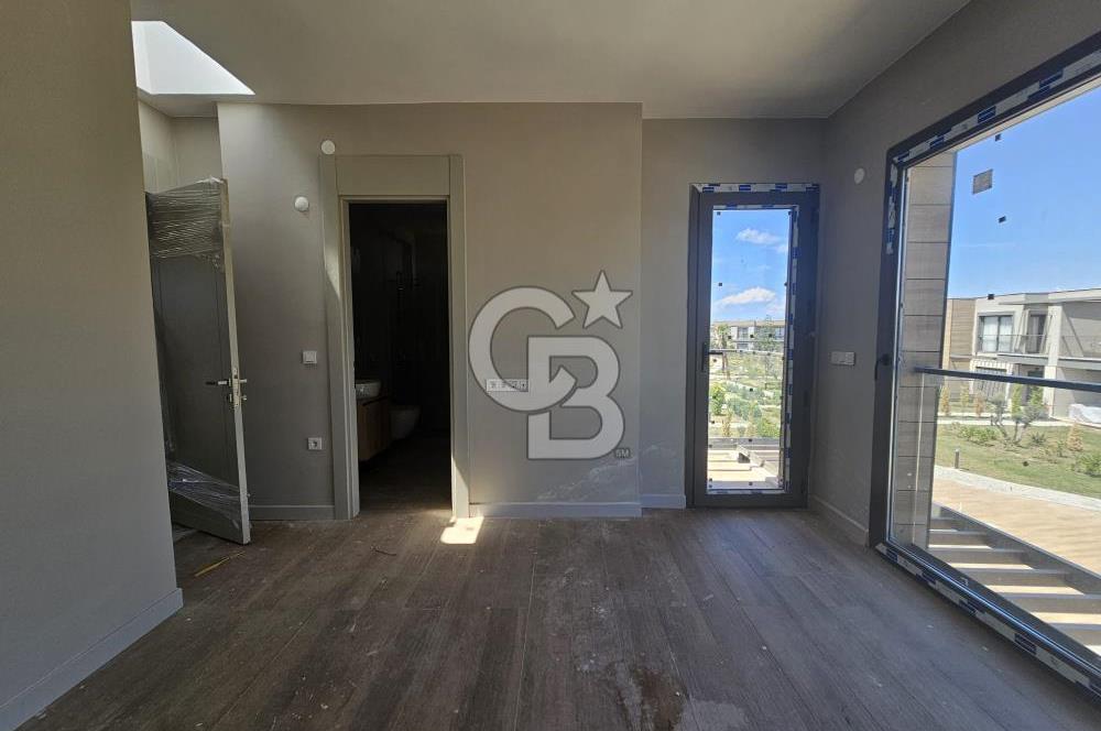 Altınova'da Havuzlu Sitede Kiralık 3+1 Dubleks