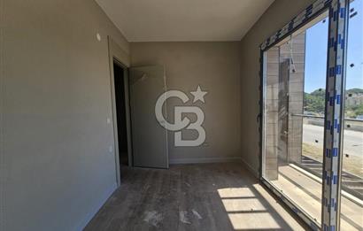 Altınova'da Havuzlu Sitede Kiralık 3+1 Dubleks