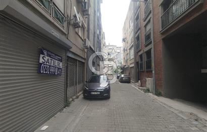 KARŞIYAKA ALAYBEY'DE; TUVALETİ OLAN, SAHİLE YAKIN SATILIK DÜKKAN