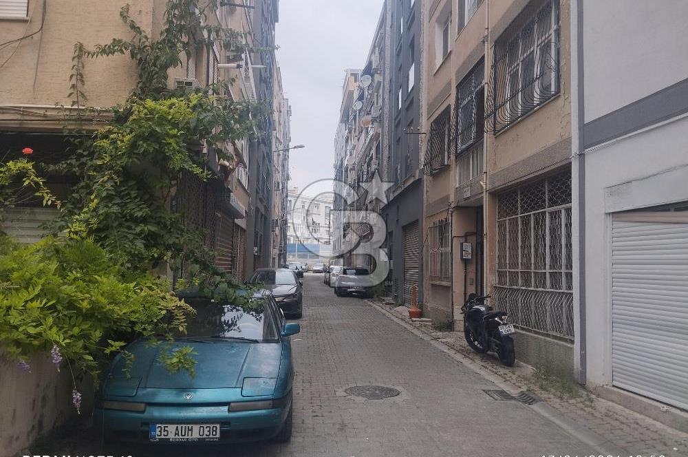 KARŞIYAKA ALAYBEY'DE; TUVALETİ OLAN, SAHİLE YAKIN SATILIK DÜKKAN