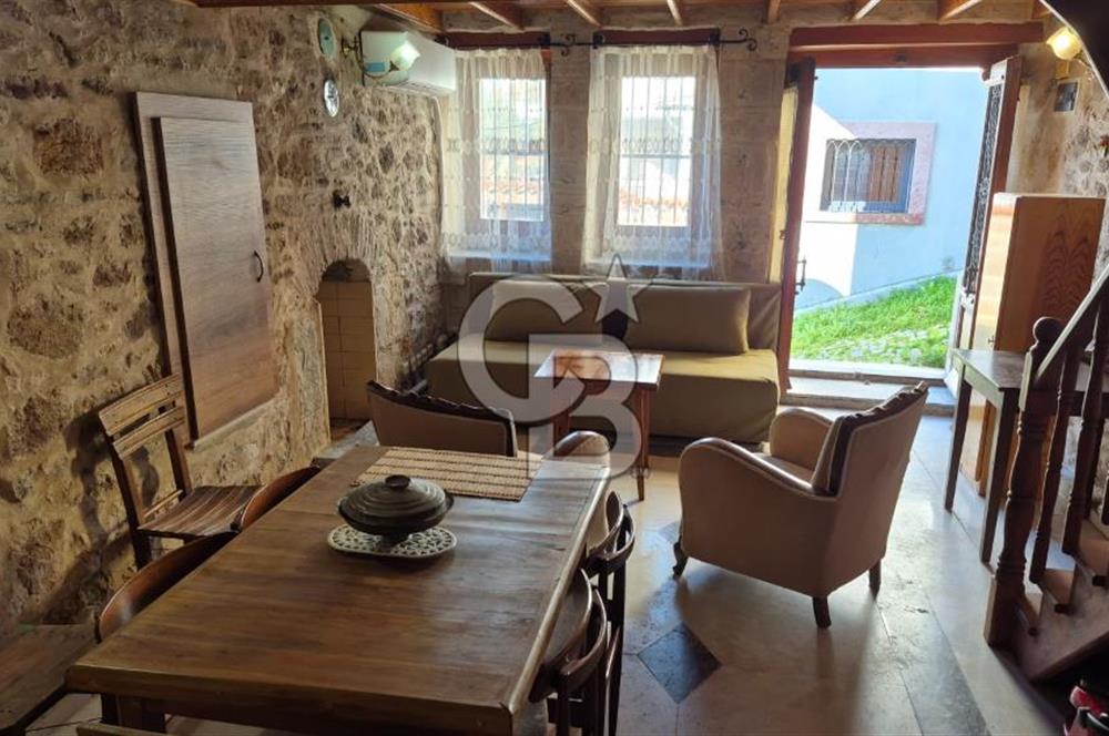 AYVALIK MERKEZ'DE TARİHİ DOKUDA KİRALIK EŞYALI MÜSTAKİL EV