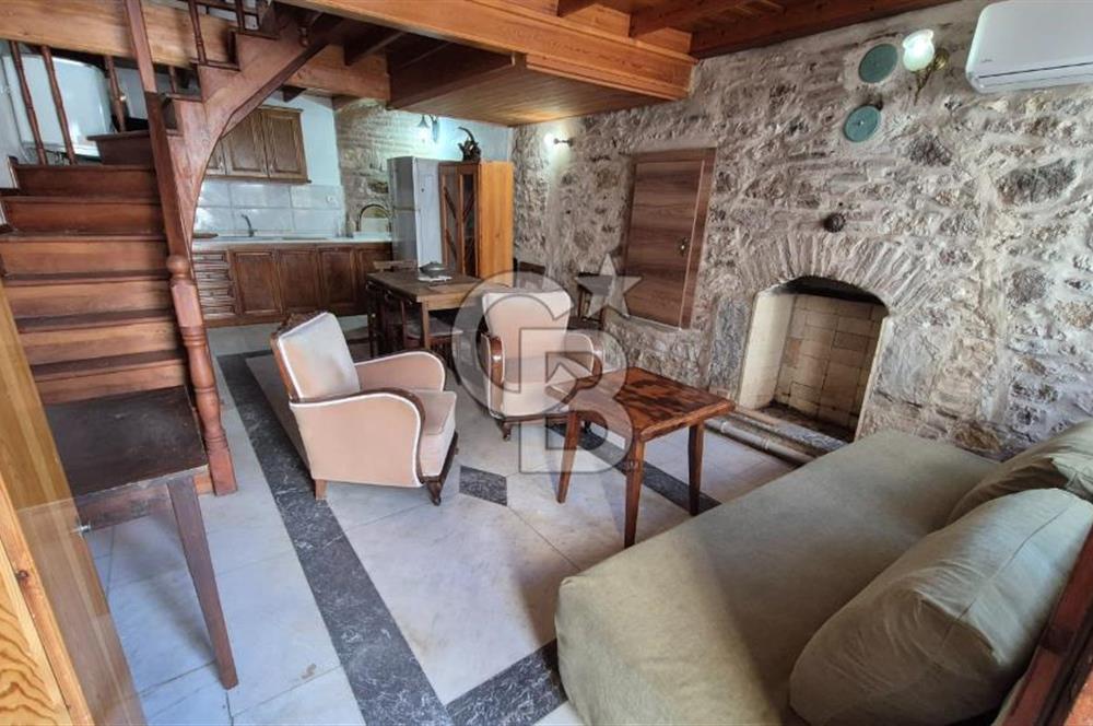 AYVALIK MERKEZ'DE TARİHİ DOKUDA KİRALIK EŞYALI MÜSTAKİL EV