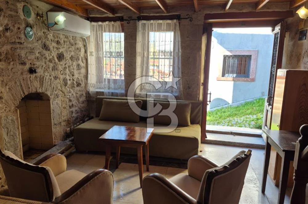 AYVALIK MERKEZ'DE TARİHİ DOKUDA KİRALIK EŞYALI MÜSTAKİL EV
