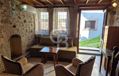 AYVALIK MERKEZ'DE TARİHİ DOKUDA KİRALIK EŞYALI MÜSTAKİL EV