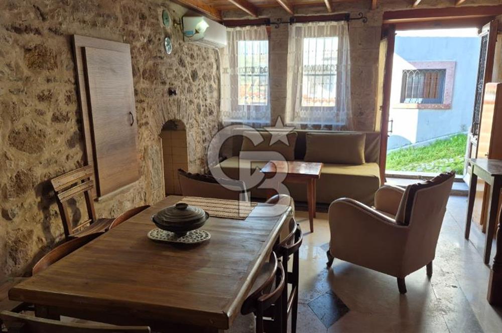AYVALIK MERKEZ'DE TARİHİ DOKUDA KİRALIK EŞYALI MÜSTAKİL EV