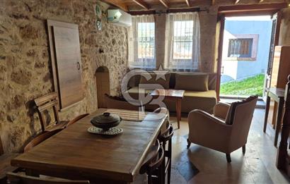 AYVALIK MERKEZ'DE TARİHİ DOKUDA KİRALIK EŞYALI MÜSTAKİL EV