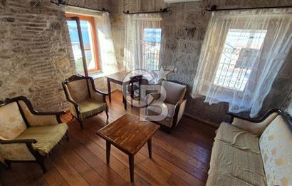 AYVALIK MERKEZ'DE TARİHİ DOKUDA KİRALIK EŞYALI MÜSTAKİL EV