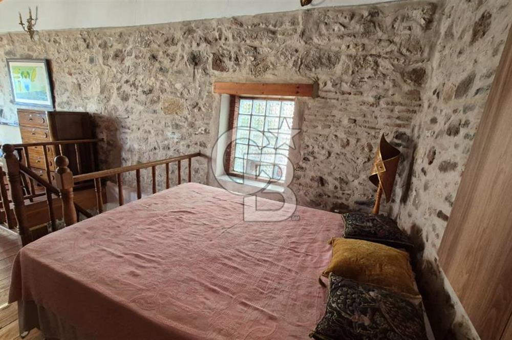 AYVALIK MERKEZ'DE TARİHİ DOKUDA KİRALIK EŞYALI MÜSTAKİL EV
