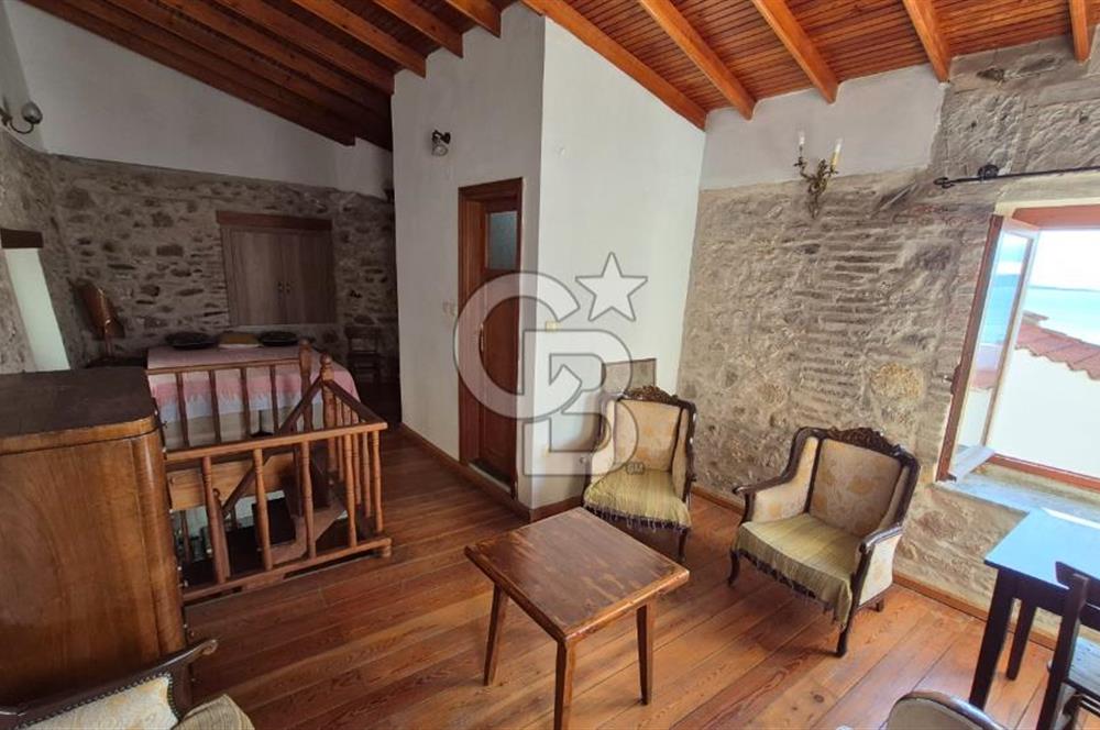 AYVALIK MERKEZ'DE TARİHİ DOKUDA KİRALIK EŞYALI MÜSTAKİL EV