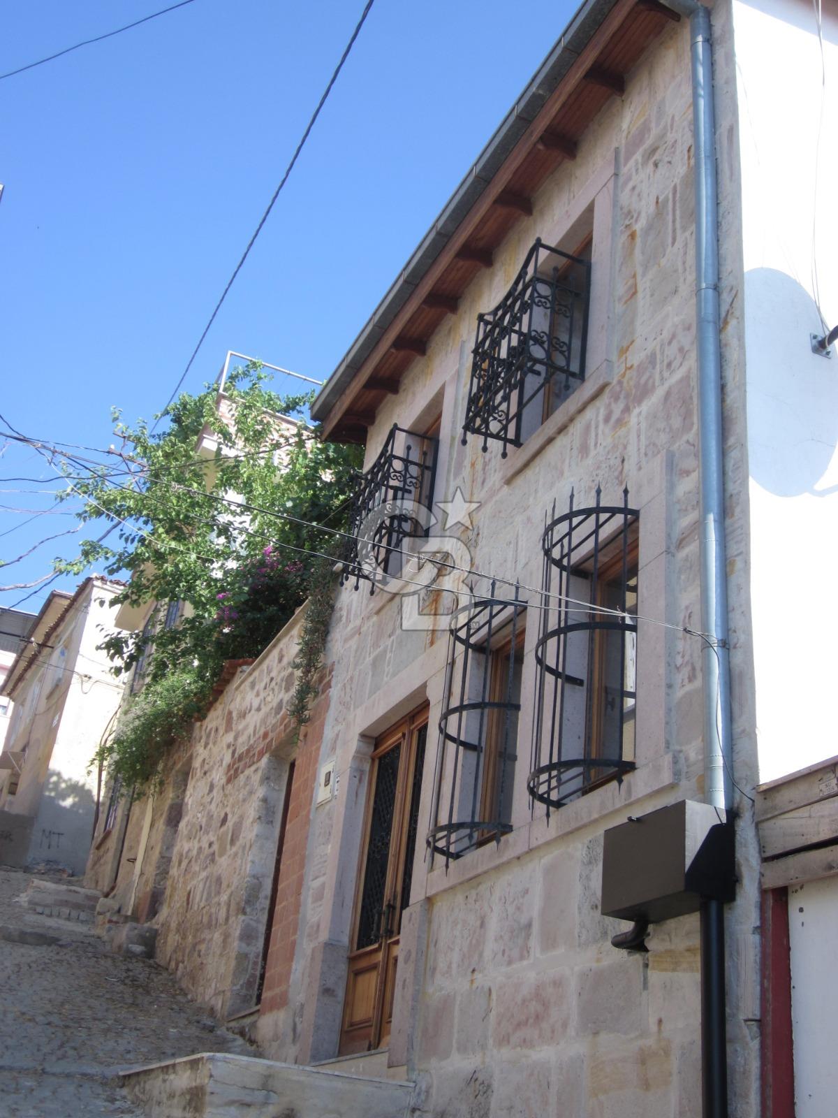AYVALIK MERKEZ'DE TARİHİ DOKUDA KİRALIK EŞYALI MÜSTAKİL EV