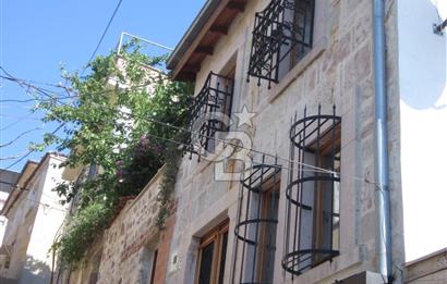 AYVALIK MERKEZ'DE TARİHİ DOKUDA KİRALIK EŞYALI MÜSTAKİL EV
