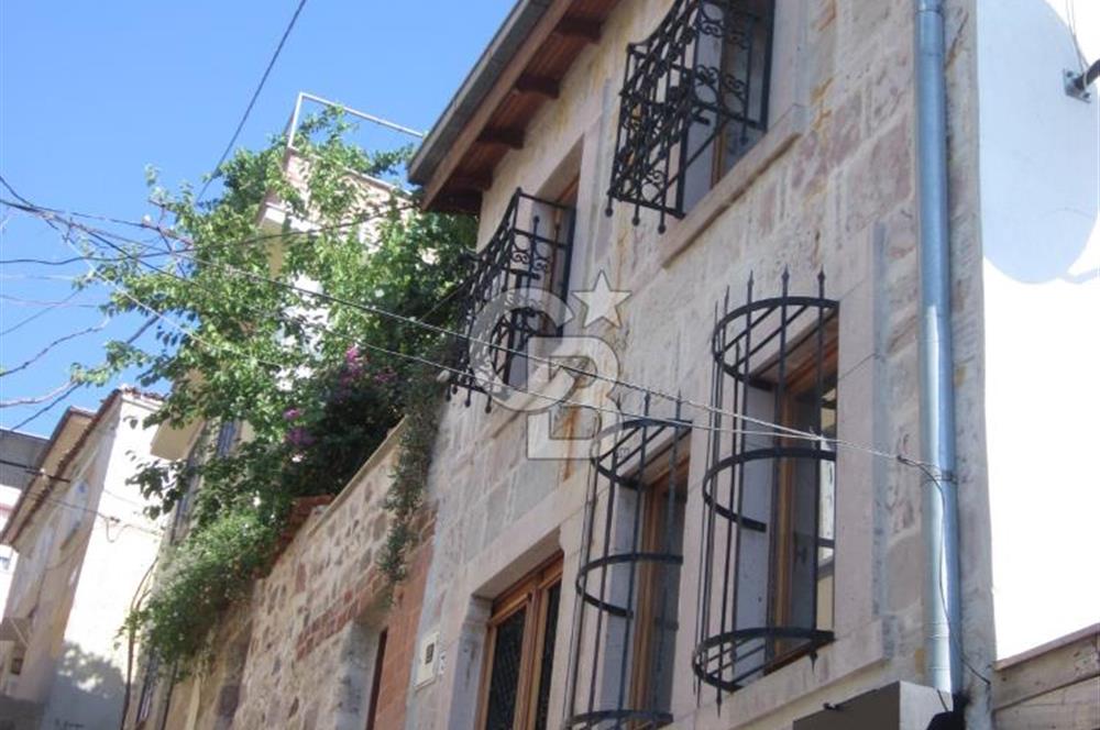 AYVALIK MERKEZ'DE TARİHİ DOKUDA KİRALIK EŞYALI MÜSTAKİL EV