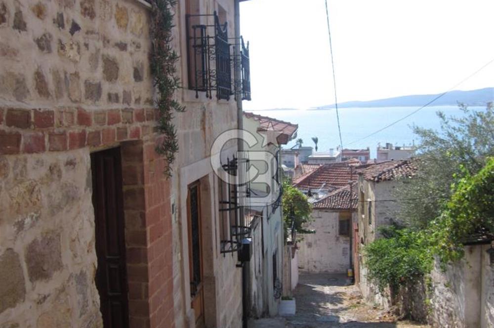 AYVALIK MERKEZ'DE TARİHİ DOKUDA KİRALIK EŞYALI MÜSTAKİL EV