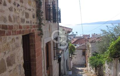 AYVALIK MERKEZ'DE TARİHİ DOKUDA KİRALIK EŞYALI MÜSTAKİL EV