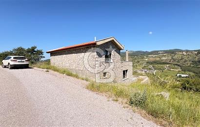 BORNOVA BEŞYOL DA 8440 M2 TARLA İÇERİSİNDE ASFALT YOLA CEPHELİ SATILIK MÜSTAKİL EV VE ARSASI