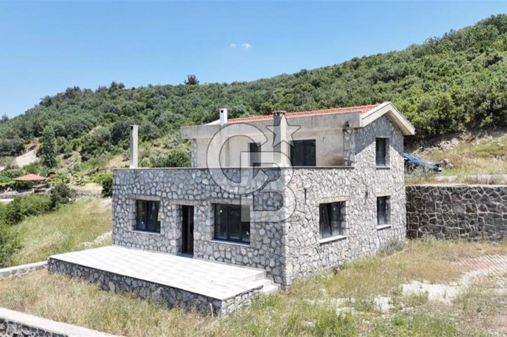 BORNOVA BEŞYOL DA 8440 M2 TARLA İÇERİSİNDE ASFALT YOLA CEPHELİ SATILIK MÜSTAKİL EV VE ARSASI