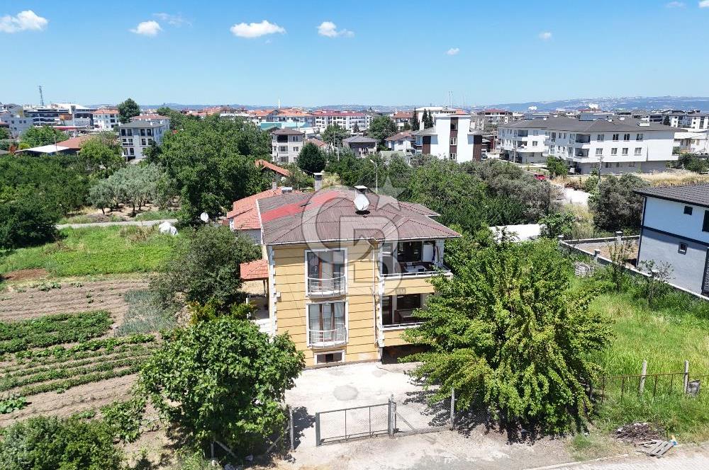 ALTINOVA'DA 425 M2 ARSA İÇERİSİNDE 2 AYRI GİRİŞLİ 2 ADET 3+1 !