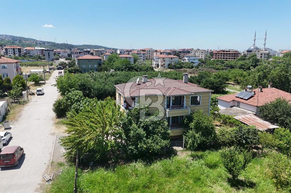 ALTINOVA'DA 425 M2 ARSA İÇERİSİNDE 2 AYRI GİRİŞLİ 2 ADET 3+1 !