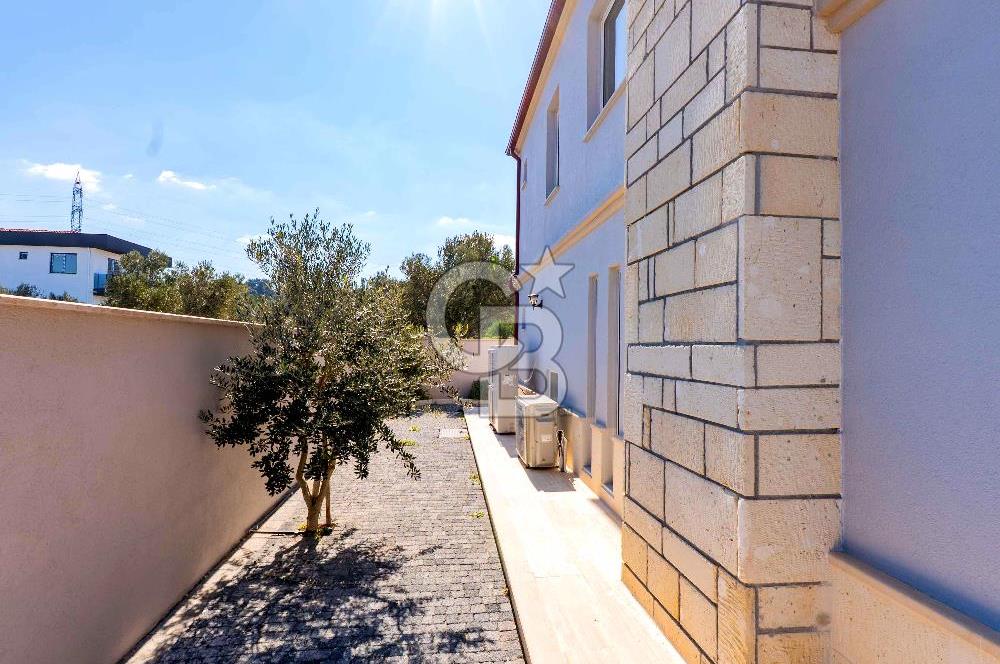 ÇANAKKALE DE SATILIK DENİZ MANZARALI MÜSTAKİL 4,5+1 LÜKS VİLLA