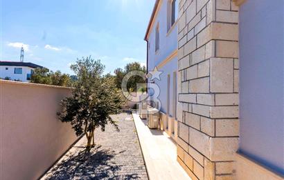 ÇANAKKALE DE SATILIK DENİZ MANZARALI MÜSTAKİL 4,5+1 LÜKS VİLLA