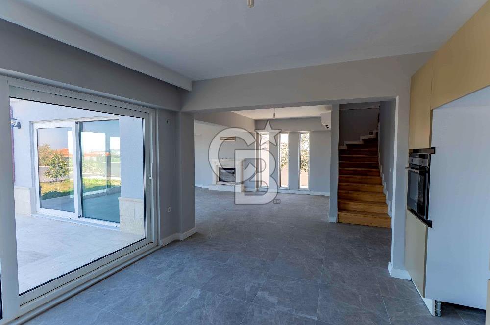 ÇANAKKALE DE SATILIK DENİZ MANZARALI MÜSTAKİL 4,5+1 LÜKS VİLLA
