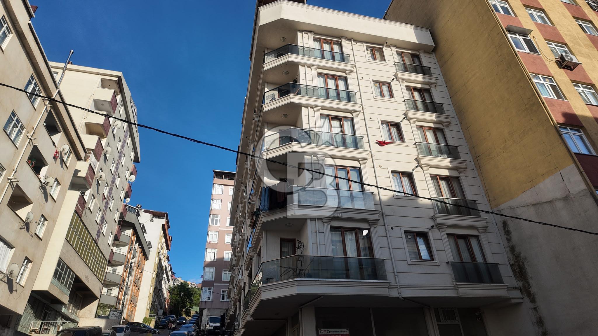 MALTEPE ZÜMRÜTEVLERDE SATILIK FIRSAT 2+1 GENÇ DAİRE