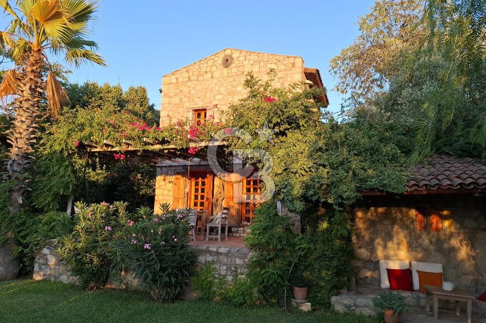 Eski Datça'da Satılık Geniş Bahçeli ve Havuzlu Taş Villa