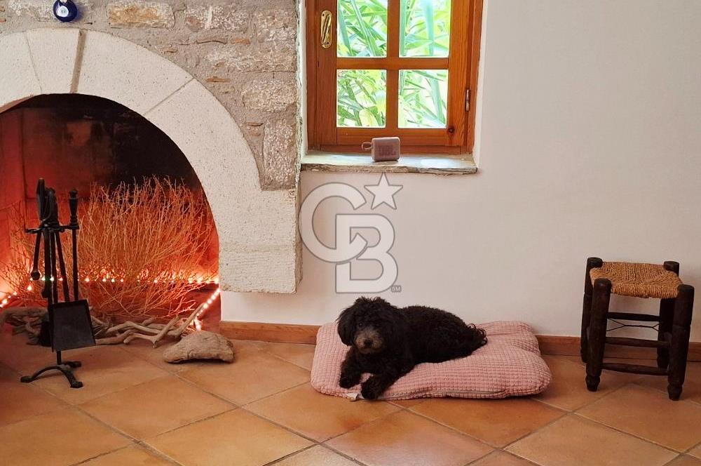 Eski Datça'da Satılık Geniş Bahçeli ve Havuzlu Taş Villa