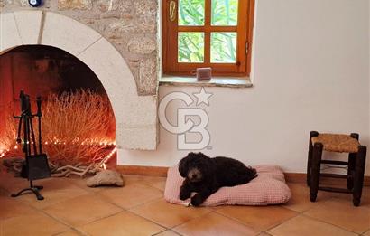 Eski Datça'da Satılık Geniş Bahçeli ve Havuzlu Taş Villa