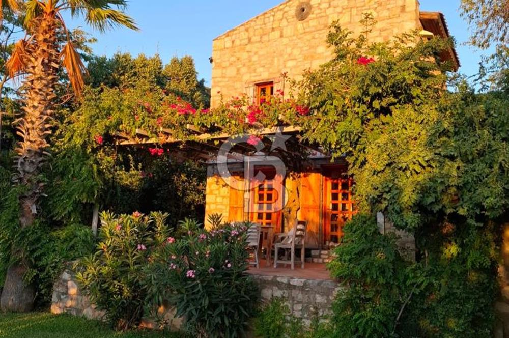 Eski Datça'da Satılık Geniş Bahçeli ve Havuzlu Taş Villa